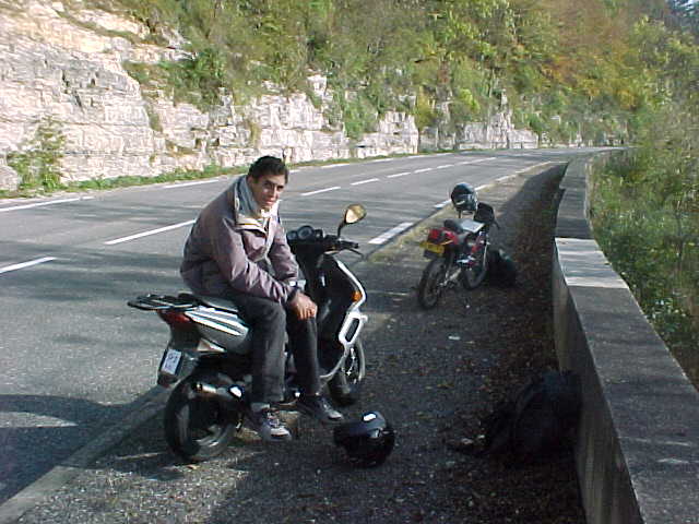 06 - PAUSE A LA SORTIE DE NEUFCHATEAU.JPG